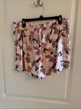 Time and Tru Peach Floral Elastic Waist Shorts. Size Large (12/14).